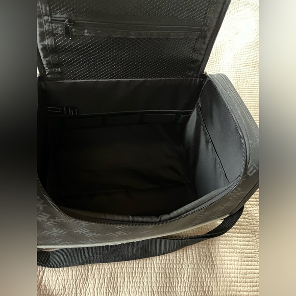 Mary Kay Travel bags - Picture 7 of 12